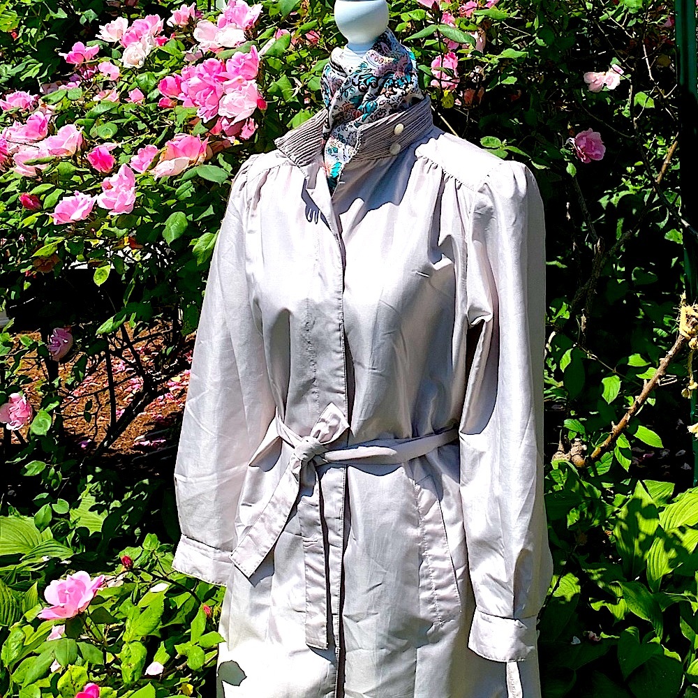 ☃️ RAIN or SHINE VTG FEMININE DETAILS FLATTER. LAYER. FOLDS TINY IN TOTE OR BAG